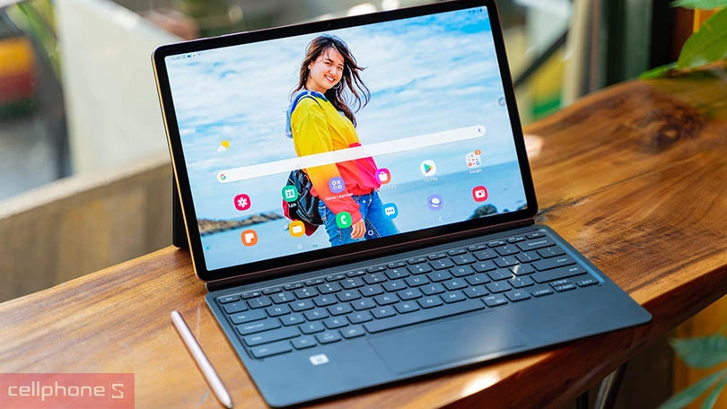 Thiết kế cứng cáp và sang trọng cùng màn hình AMOLED 12.4 inch