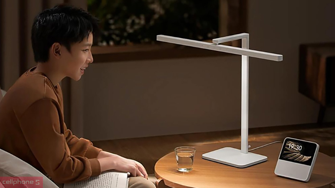 Quà tặng tết cho sếp tinh tế - Đèn bàn thông minh có điều chỉnh ánh sáng