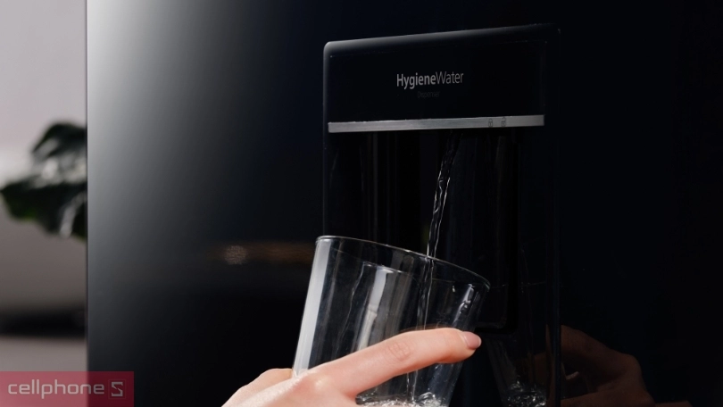 Tủ lạnh Panasonic lấy nước bên ngoài