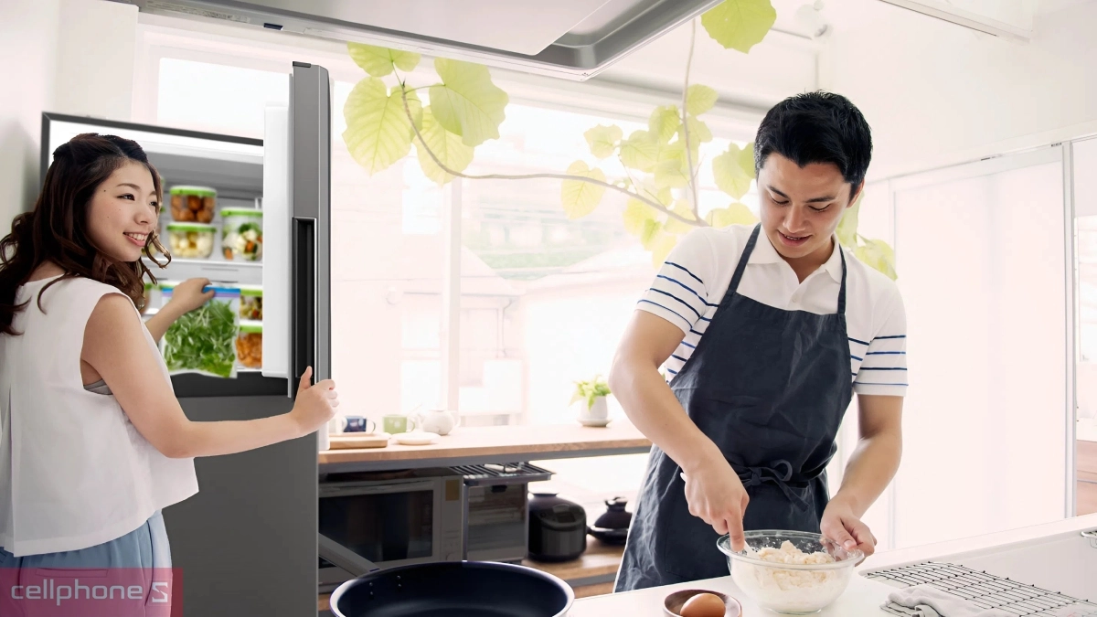 Dung lượng lưu trữ ấn tượng của tủ lạnh Sharp Inverter 330 lít (SJ-XP352AE-SL)