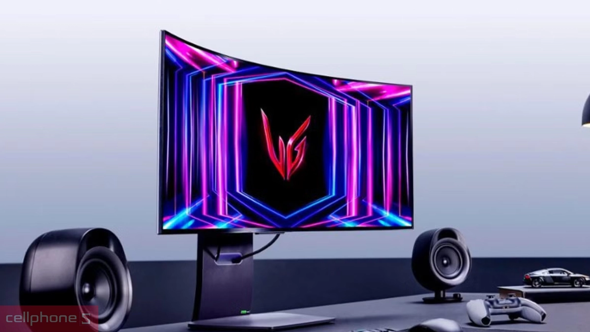 Màn hình gaming cong chơi game