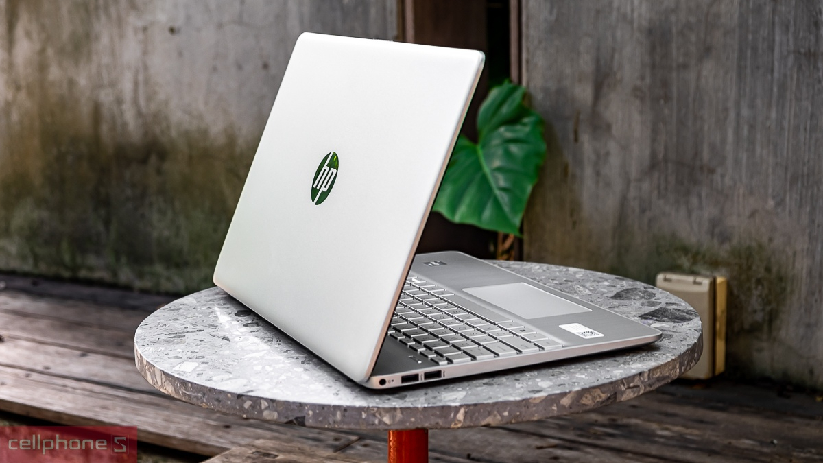 HP i3 được thiết kế với hệ thống cổng kết nối đa dạng