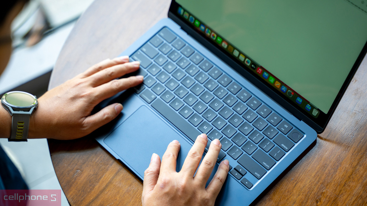 Bàn phím Magic Keyboard trên Macbook Air M3 13 inch