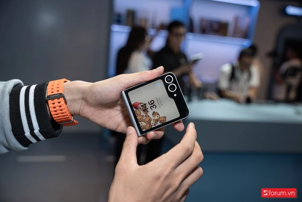 Điện thoại gập Samsung Galaxy Z Flip 6 mới