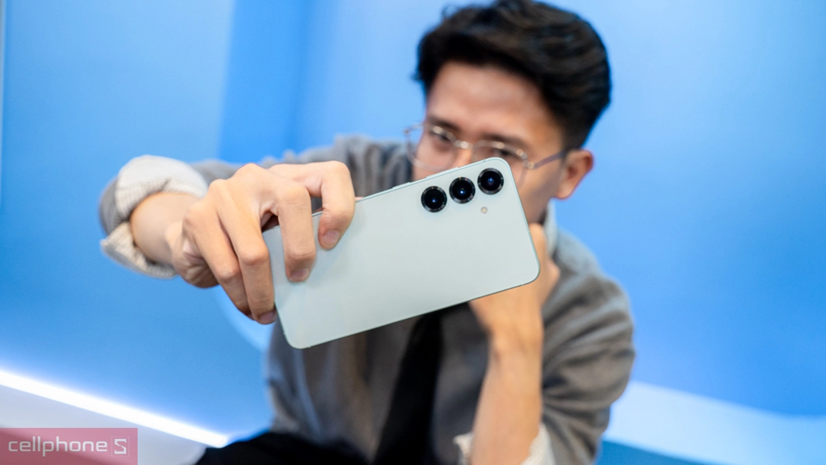 chọn điện thoại Samsung 256GB vì đáp ứng được nhu cầu lưu trữ