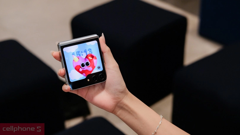 Samsung Galaxy Z Flip5 là một điện thoại Android với thiết kế gập sang trọng