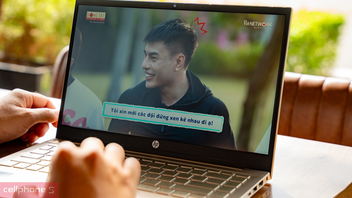 laptop HP i5 được trang bị màn hình 2K hoặc OLED