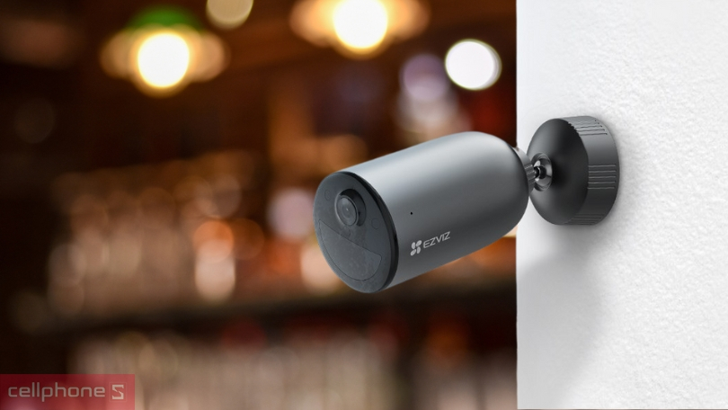 Câu hỏi 1: Camera năng lượng mặt trời hoạt động như thế nào vào ban đêm?