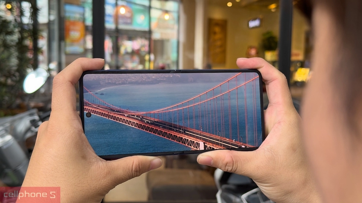 Người sáng tạo nội dung, làm việc trực tiếp trên điện thoại