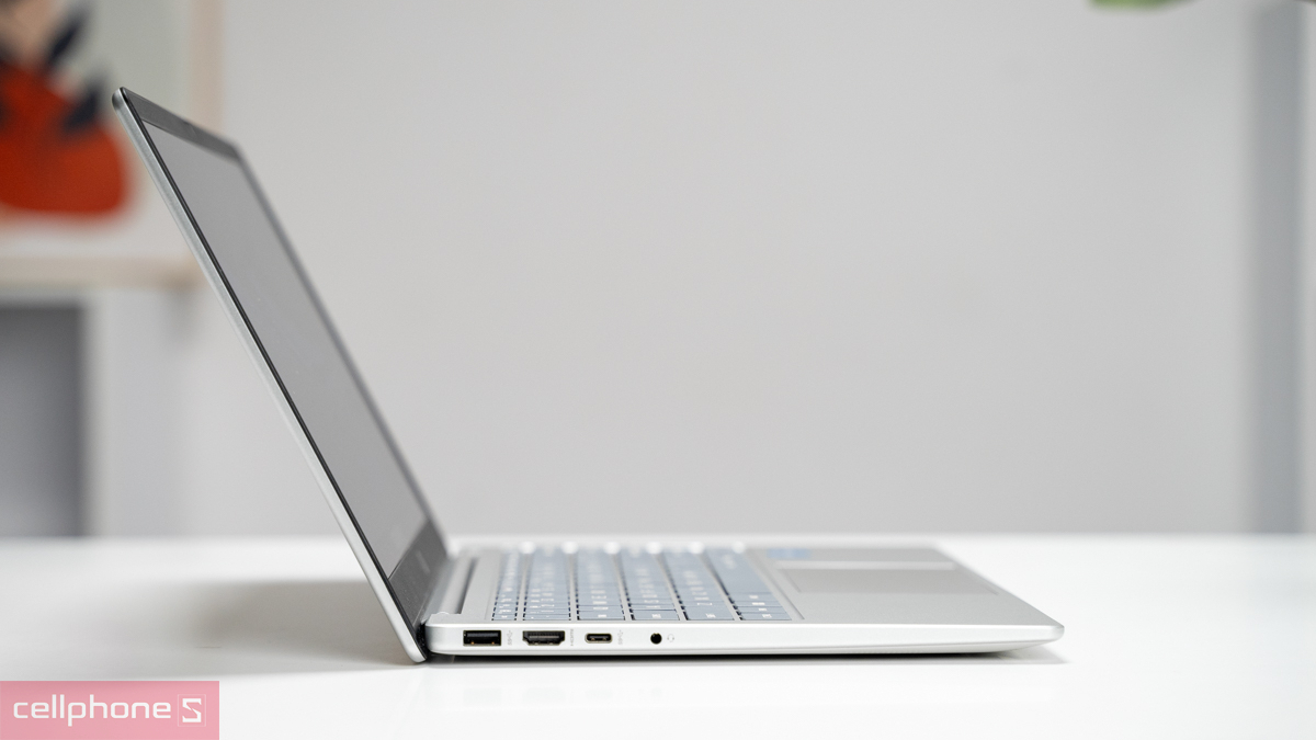 HP i3 được thiết kế với hệ thống cổng kết nối đa dạng