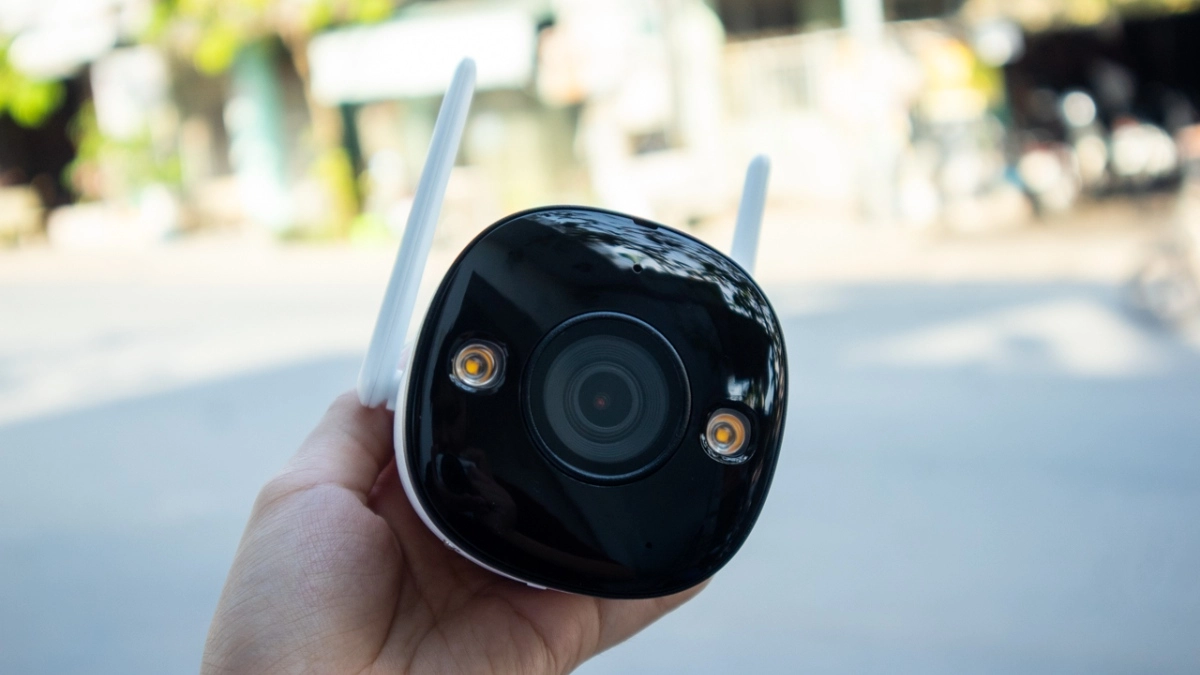 Camera hồng ngoại trắng đen