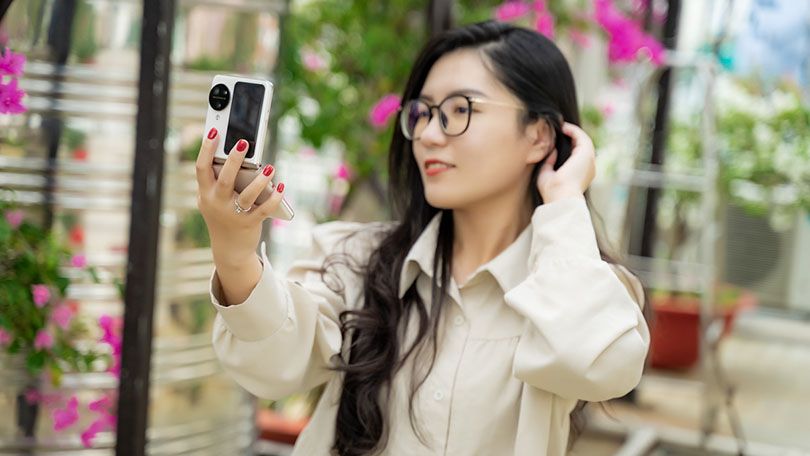 Oppo Find N3 Flip có kích thước khi mở 16.64x7.58x0.78 (cm) và khi gập là 8.55x7.58x1.65 (cm) cùng trọng lượng 198 gram