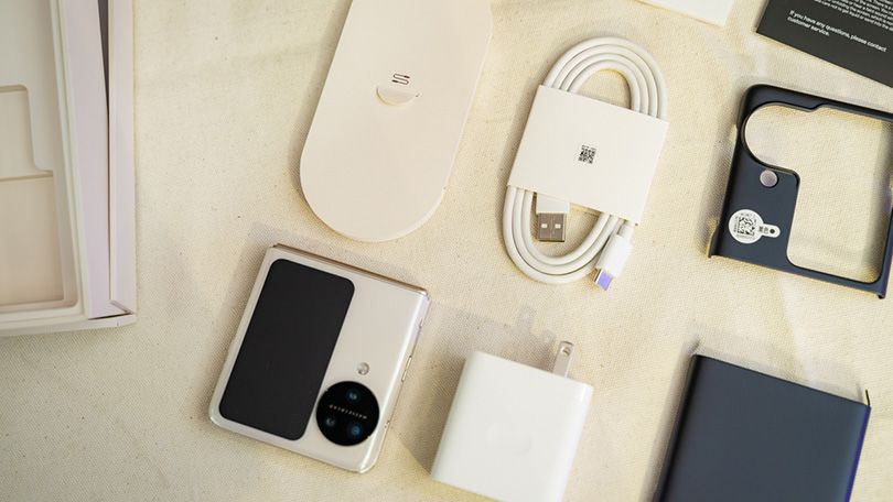 Mở hộp Find N3 Flip - phụ kiện đi kèm trong hộp