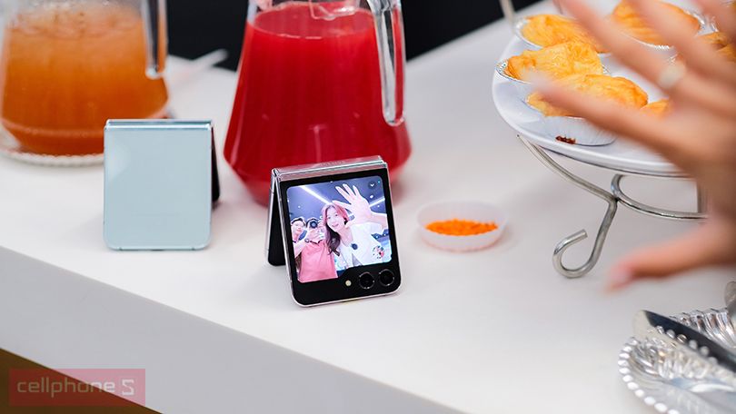 Trải nghiệm mới mẻ hơn với màn hình phụ lên tới 3.4 inch