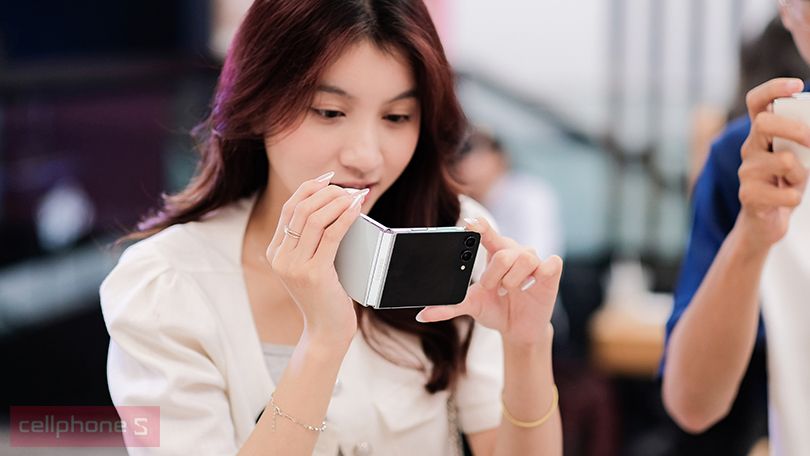 Samsung Galaxy Z Flip 5 có còn nếp gấp? Giá bán bao nhiêu?