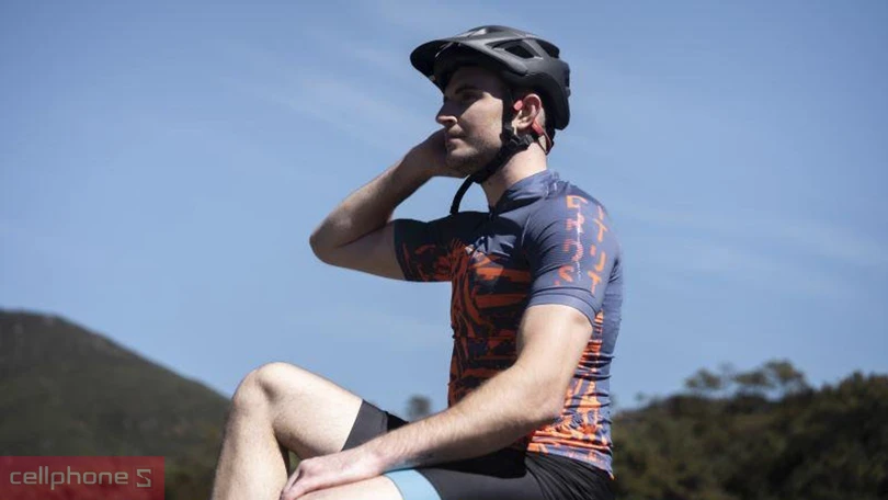 Tai nghe thể thao truyền âm qua xương phù hợp cho hoạt động đạp xe