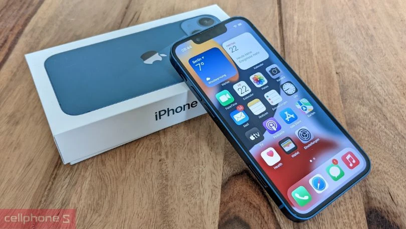 Thiết kế sang trọng, màn hình Super Retina XDR rực rỡ đầy cuốn hút