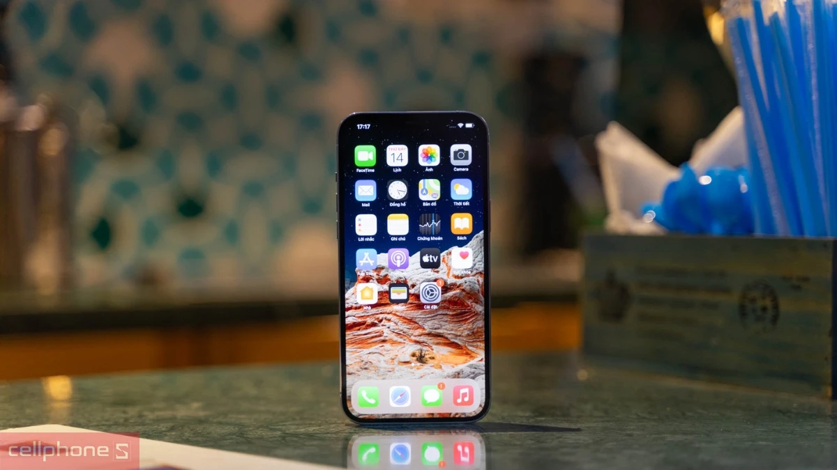 iPhone 12 Pro Max 512GB cũ đẹp hiển thị sắc nét với màn hình OLED