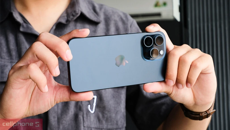 iPhone 15 Pro Max 512GB cũ trầy xước sở hữu dung lượng pin dài lâu