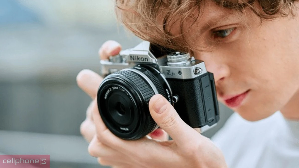 Thiết kế máy ảnh Nikon Z FC Kit kèm ống kính Z 28mm F2.8
