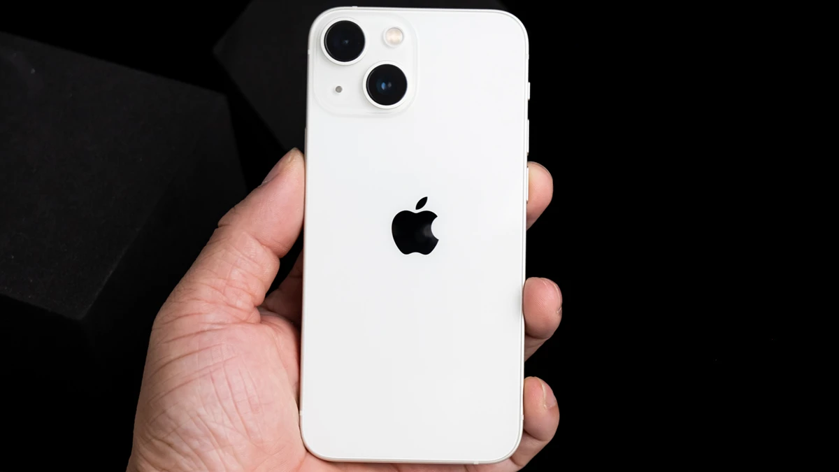  iPhone 13 màu trắng