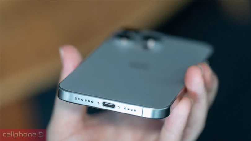 iPhone 15 Pro Max sử dụng cổng USB-C hoàn toàn mới truyền tải nhanh hơn