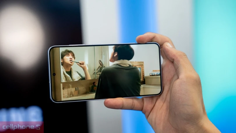 Review Galaxy S25: Camera zoom cận, màn hình ấn tượng