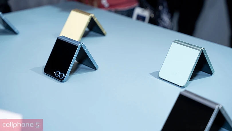 4 màu sắc trên Samsung Z Flip 6 bao gồm Xanh dương nhạt, Vàng cát, Xanh lá nhạt và Xám