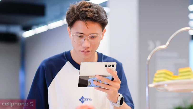 Pin dung lượng chuẩn, sạc nhanh liên tục