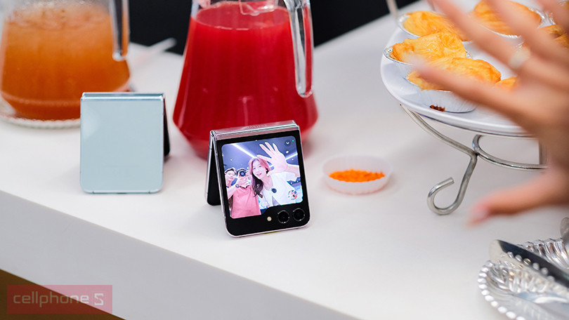 Trải nghiệm mới mẻ hơn với màn hình phụ lên tới 3.4 inch