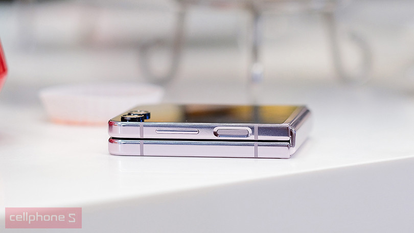 Trải nghiệm mới mẻ hơn với màn hình phụ lên tới 3.4 inch