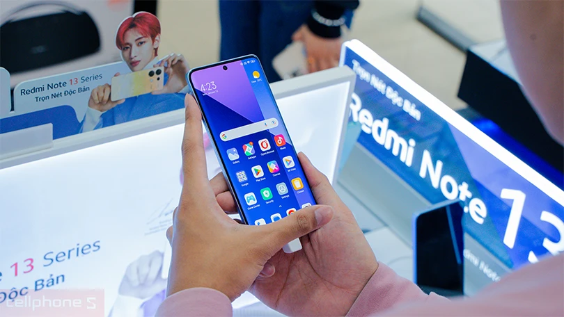 Trên tay trực tiếp Xiaomi Redmi Note 13 Pro chính hãng tại khu demo CellphoneS