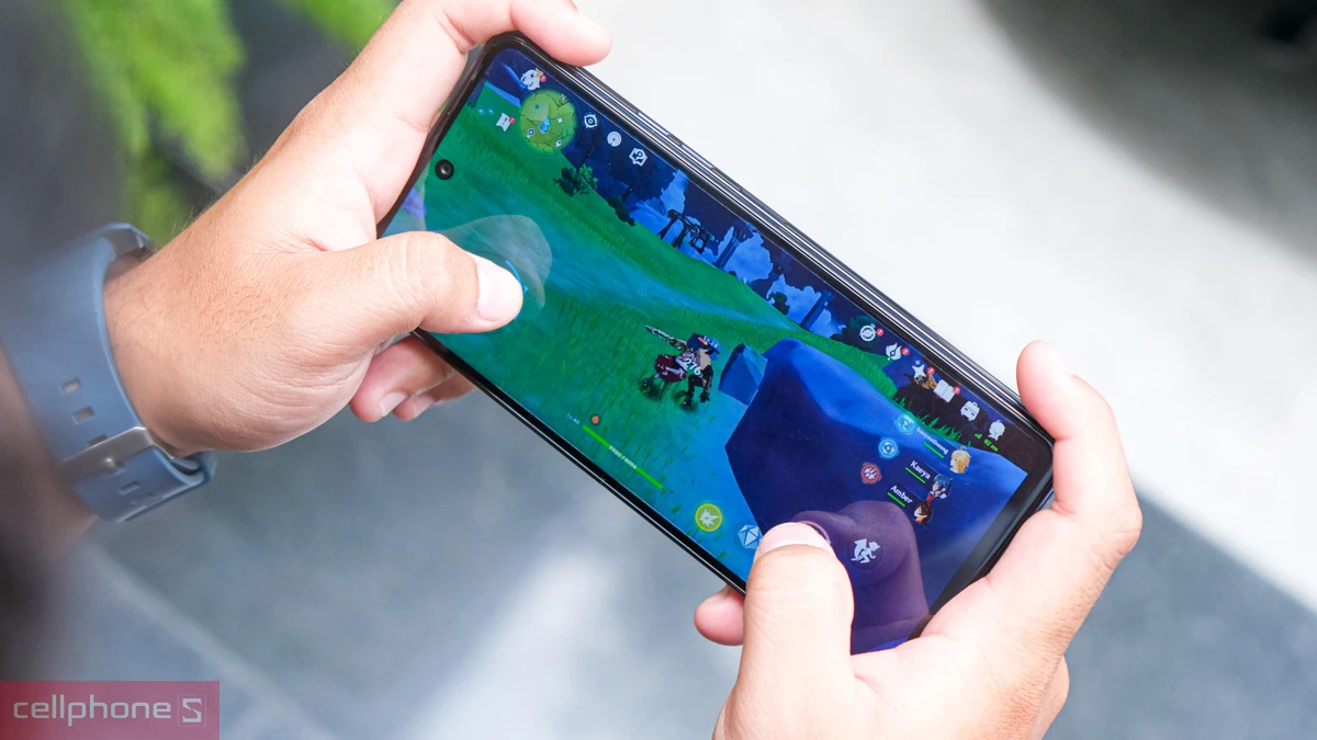 điện thoại chơi game tốt thường sở hữu màn hình tốc độ quét cao từ 120Hz đến 165Hz