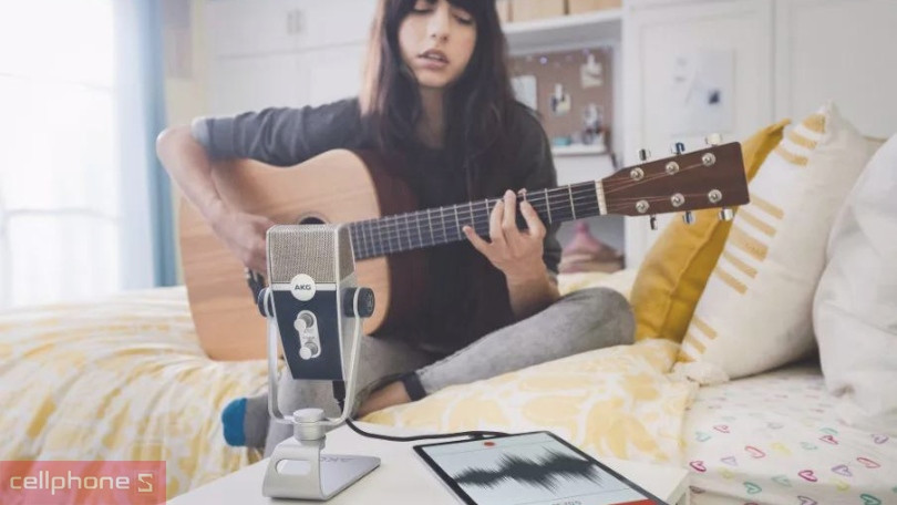 AKG Lyra