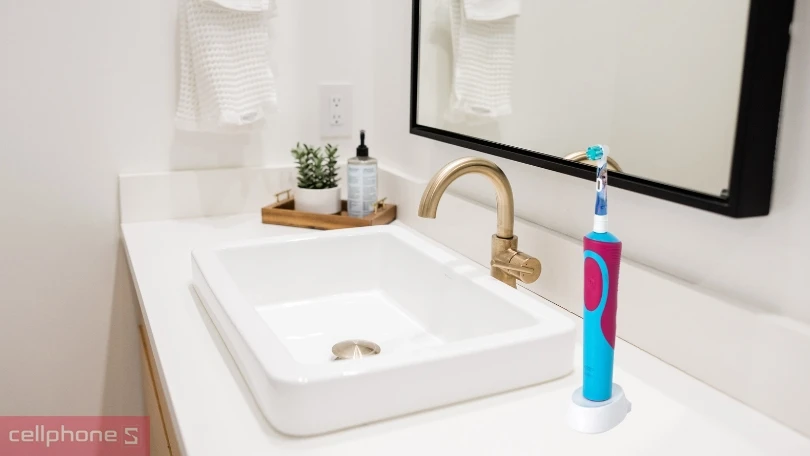 Bàn chải điện Oral B Vitality D12 Disney Frozen - Bảo vệ răng miệng cho bé yêu