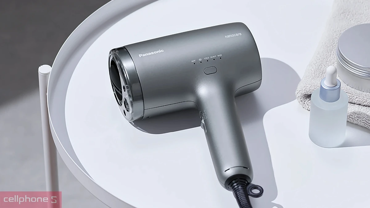 Máy sấy tóc tạo kiểu Panasonic Nanoe EH-NA9M-H645 1600W sở hữu thiết kế nhỏ gọn