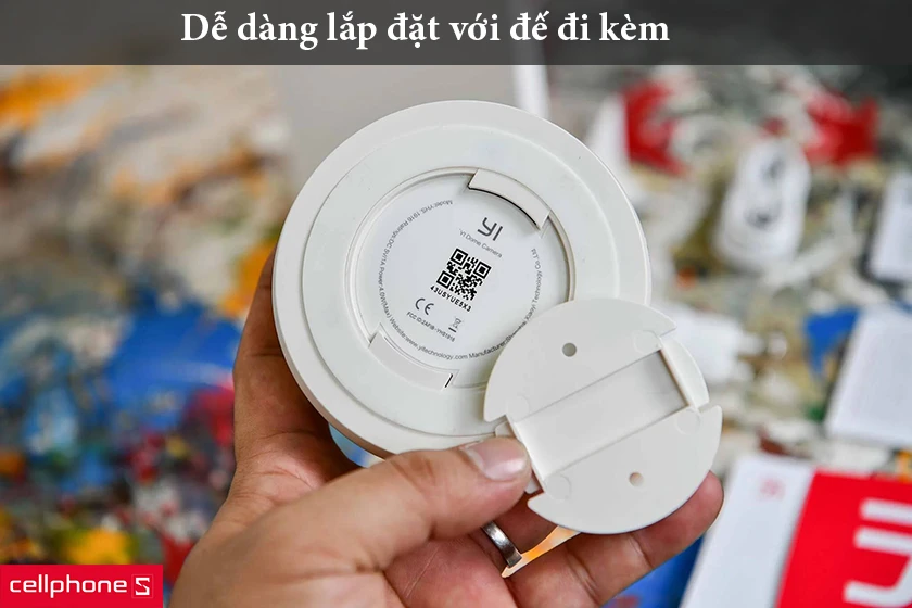 Đế kèm của YI 1080p Dome Camera giúp camera có thể bắt tốt lên tường, trần nhà 