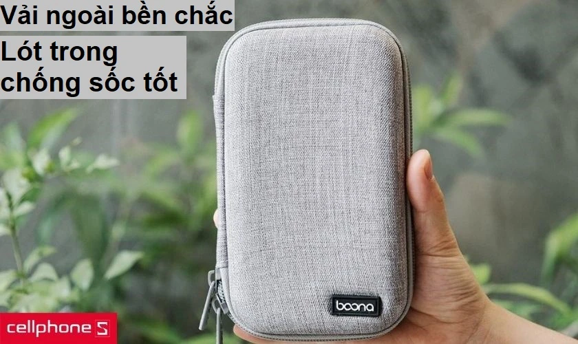 Chất liệu vải dày dặn bên ngoài, mềm mại bên trong giúp chống sốc tốt