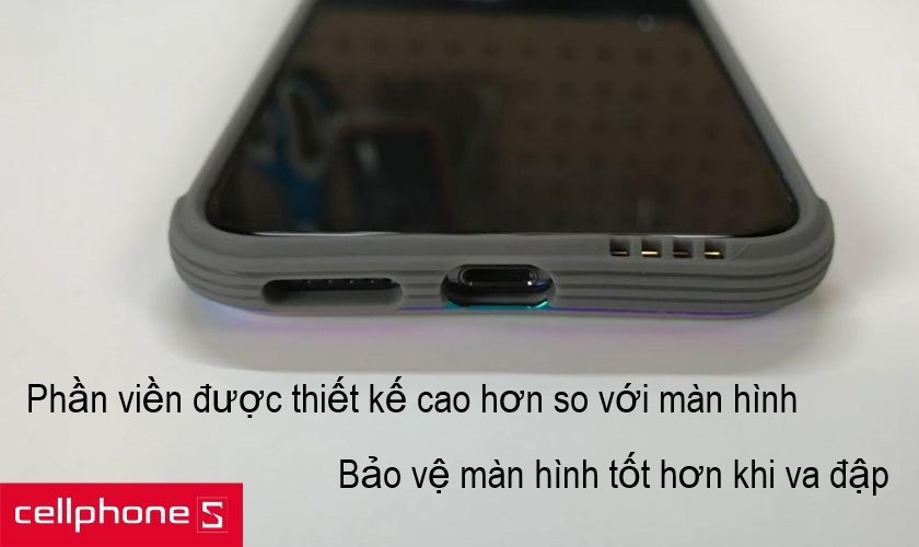 kề phần viền ở xung quanh nhô cao hơn so với màn hình