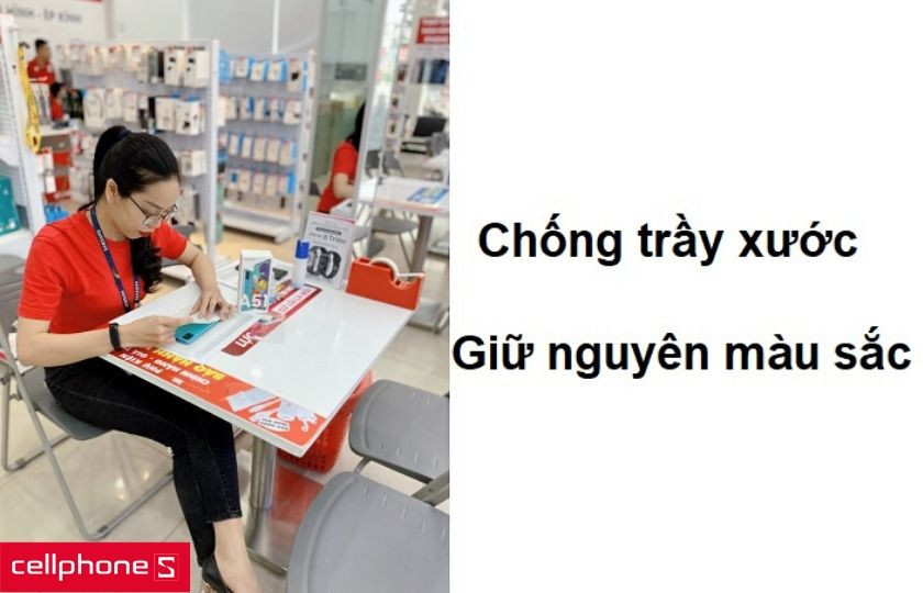 Khả năng chống trầy xước cực tốt và màu sắc lưng máy không bị ảnh hưởng