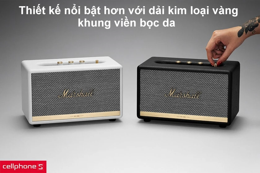 Thiết kế nổi bật hơn với dải kim loại vàng, khung viền bọc da