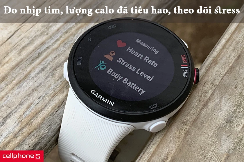 Forerunner 45S còn cung cấp các tính năng theo dõi sức khỏe cần có của một chiếc đồng hồ thông minh như đo nhịp tim, theo dõi khoảng cách và bước chạy