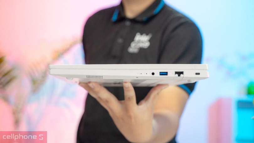 Pin, cổng kết nối của laptop Acer Gaming Nitro Lite 16 NL16-71G-71UJ