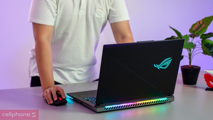 Thiết kế laptop ASUS ROG Strix SCAR 18 G835LW-SA172W