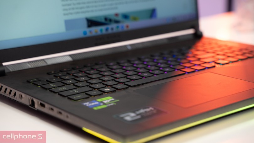 Pin, cổng kết nối của laptop ASUS ROG Strix SCAR 18 G835LW-SA172W
