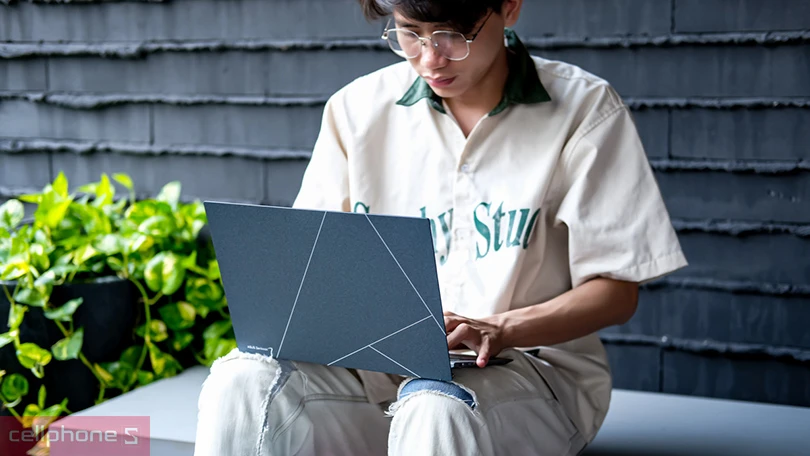 Laptop ASUS Zenbook S 13 OLED UX5304VA-NQ125W - Thiết kế mỏng nhẹ