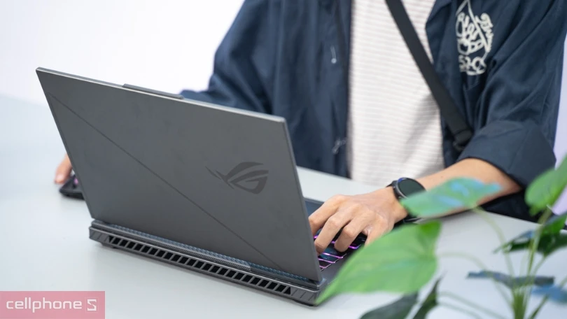 Laptop Asus ROG Strix G16 G614JU-N3135W - Màn hình sắc nét ấn tượng 