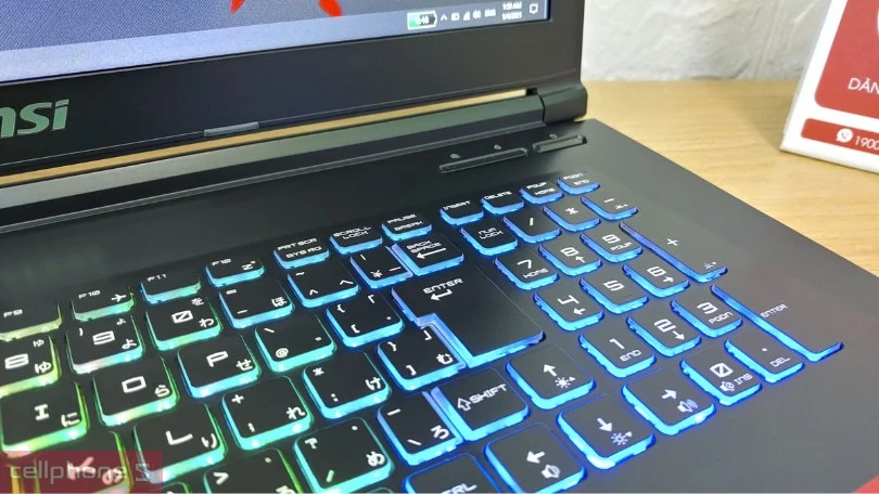 Laptop chơi game cũ có bàn phím rộng