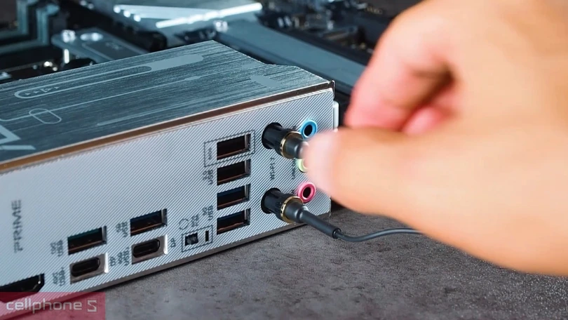 Giao tiếp toàn diện với hệ thống khe RAM và cổng USB tiên tiến