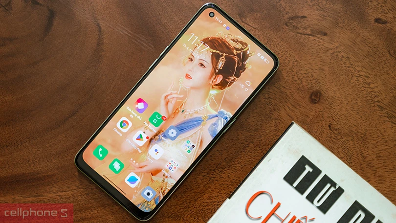 Màn hình OPPO Reno8 full viền rõ nét, chuyển động mượt mà